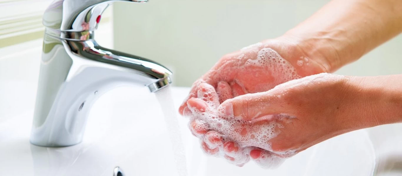 Κορωνοϊός: Οι 9+1 συμβουλές για να παραμείνετε υγιείς και... καθαροί (βίντεο)